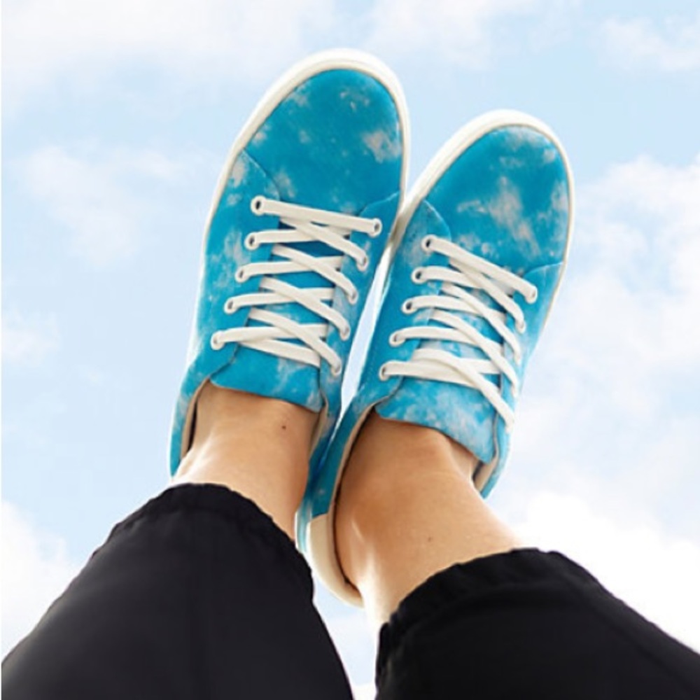 NWT Dearfoams || Blue Tie Dye Sneakers || Size 8.5 - Picture 2 of 9